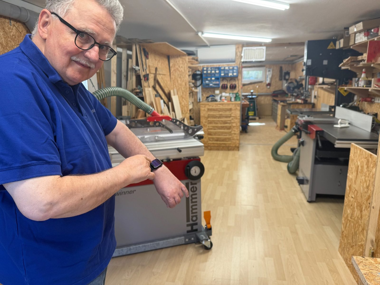 Hans-Jürgen Kompalla in seiner Hobby-Werkstatt an der Formatkreissäge Hammer K3 winner